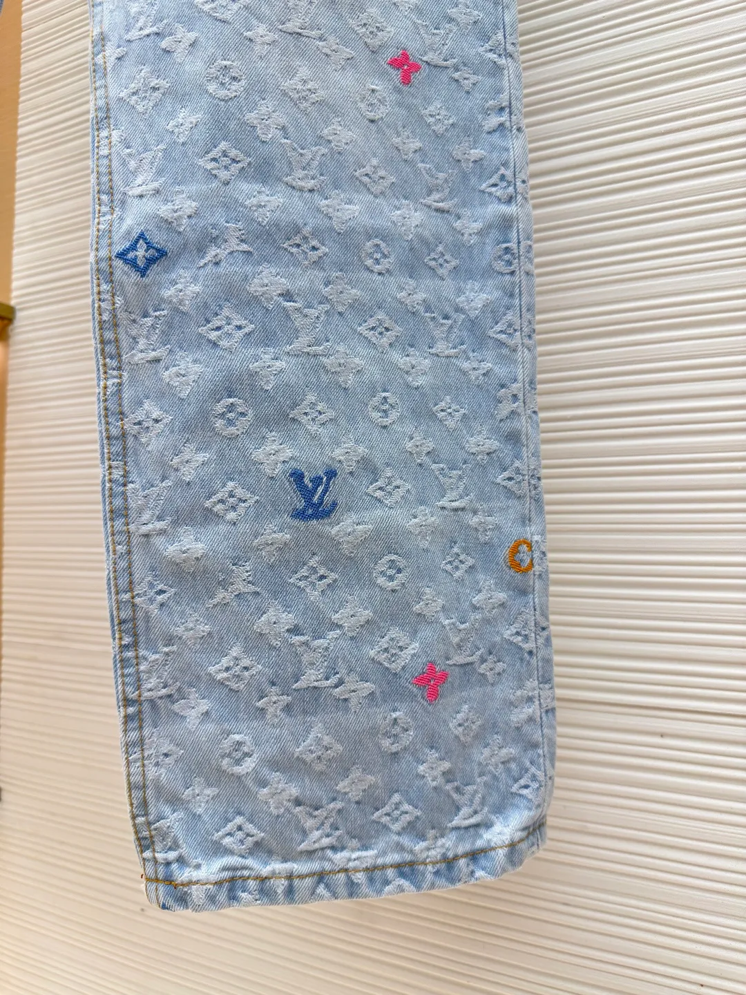 LOUIS VUITTON colorful letter jacquard denim trousers ●Authentic product: Purchased and developed by 16600 ●Item number: 1680110-B80 ●Fabric: cotton denim fabric ●Technology: embroidery ●Version: fitted version ●Weight: about 780 grams ●Size: 30-32-34-36 ●Description: It is made of unique washed denim cotton with excellent elasticity and stretchability. The entire model has been washed twice to achieve the perfect texture and color. The various wiring and workmanship are even more meticulous. The whole body is customized with hardware and customized leather labels. All details are perfect!